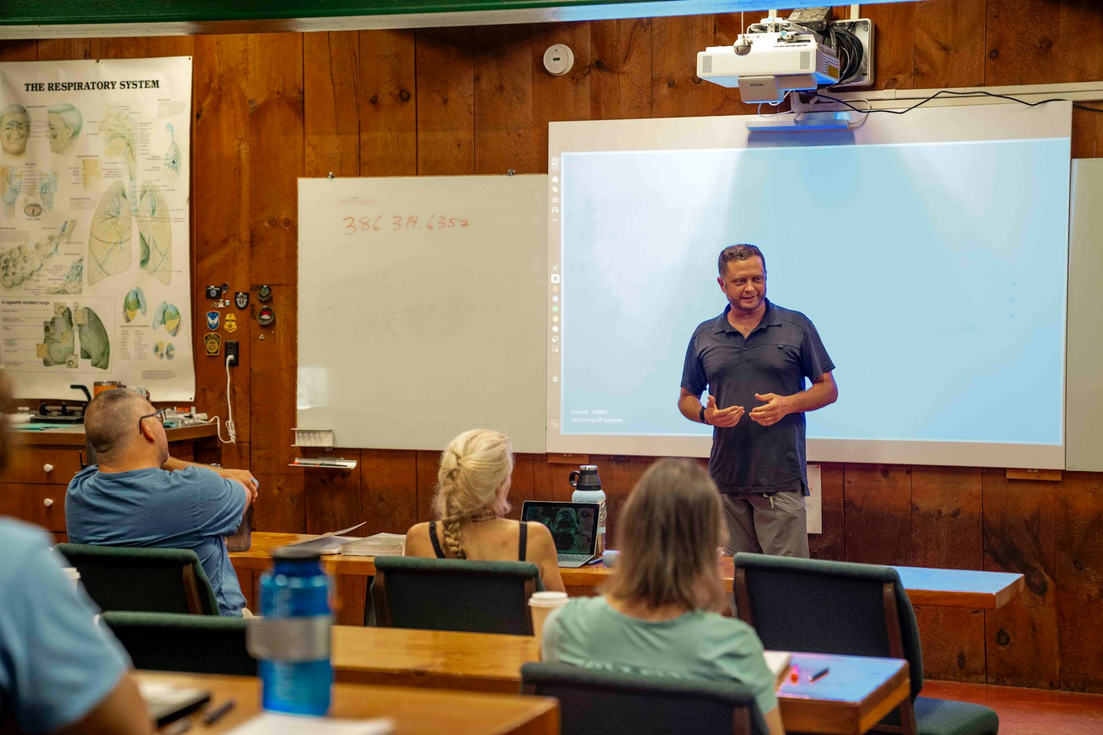Instrutor apresentando conteúdo técnico a um grupo de profissionais